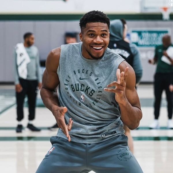 "Μου αρέσει το χέβι μέταλ" - Ο Γιάννης Αντετοκούνμπο κάνει QnA και τρελαίνει τα social media