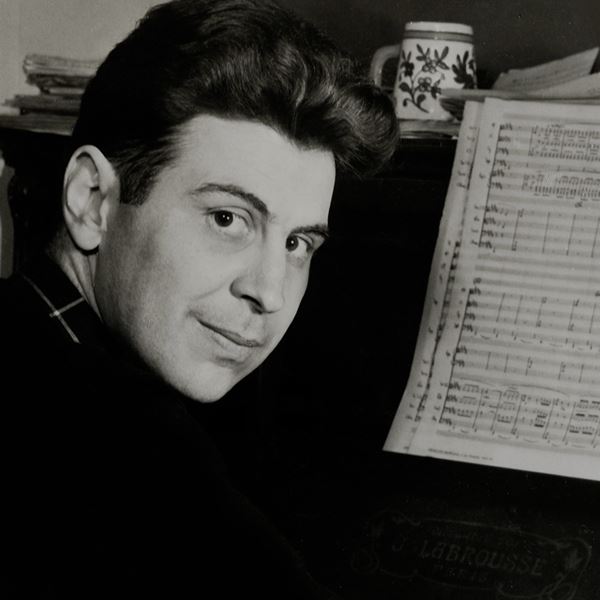 H ζωή του Μίκη Θεοδωράκη έγινε σειρά