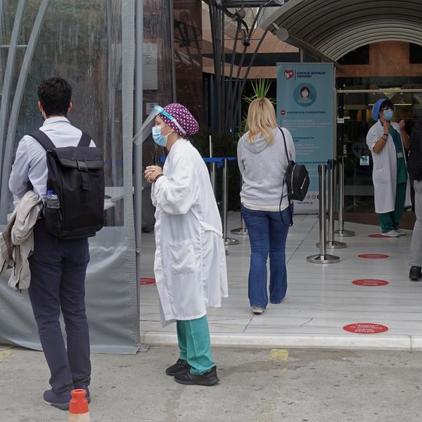 Κορονοϊός: Aσφυκτική η πίεση στις ΜΕΘ με πληρότητα 90%