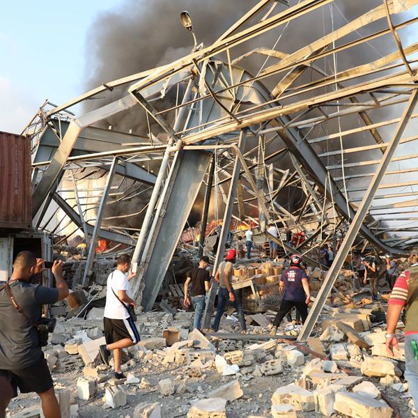Διασώστες σκάβουν με γυμνά χέρια στα χαλάσματα κτιρίου στη Βηρυτό