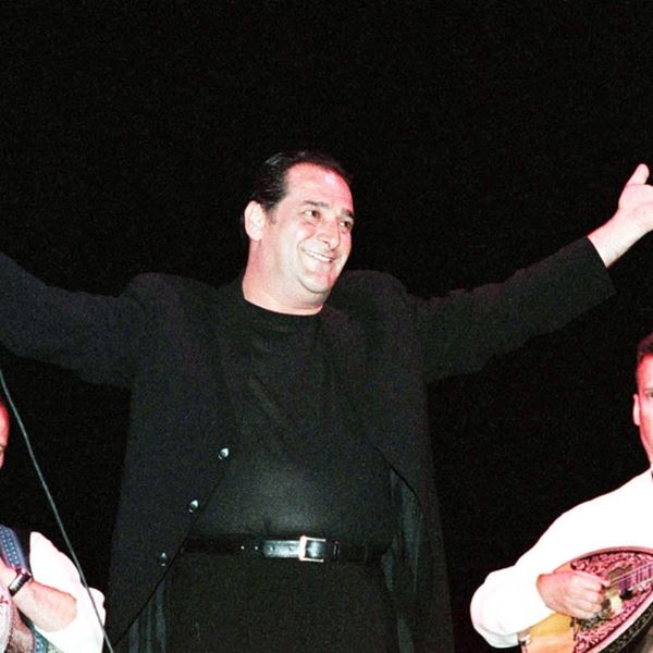 'Καλησπέρα και καλή βραδιά', η ζωή του Βασίλη Καρρά έγινε βιβλίο