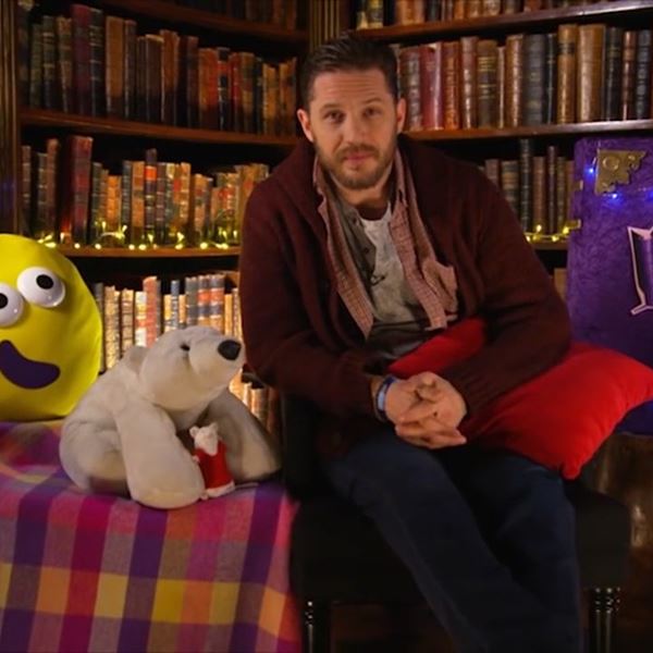 Ο Tom Hardy διαβάζει παιδικά παραμύθια