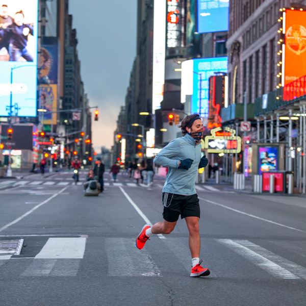 Γιατί η πανδημία δεν παρουσιάζει ύφεση στις ΗΠΑ όπως στην Ευρώπη