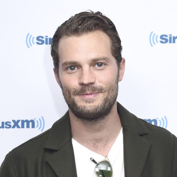 Ο Jamie Dornan και η τέχνη του in-between dressing