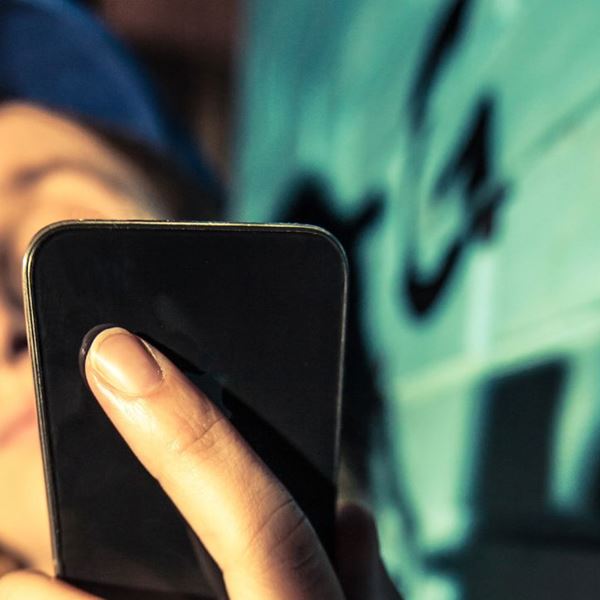 Πατέρας δημιουργεί app που υποχρεώνει τα παιδιά να απαντούν στα μηνύματα