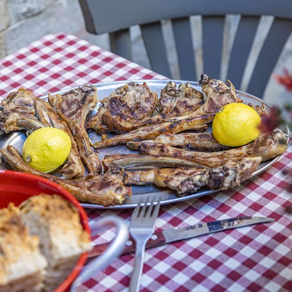 Σε αυτές τις ταβέρνες οι Αθηναίοι επιστρέφουν ξανά και ξανά
