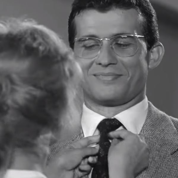 Η Παγκόσμια Ημέρα Γραβάτας δείχνει ωραιότερη μέσα από τον παλιό ελληνικό κινηματογράφο