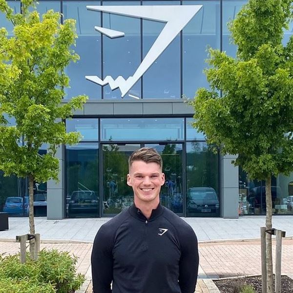 Πρώην ντελιβεράς της Pizza Hut έχτισε αθλητικό brand αξίας $1 δισ. μέσω TikTok και Instagram