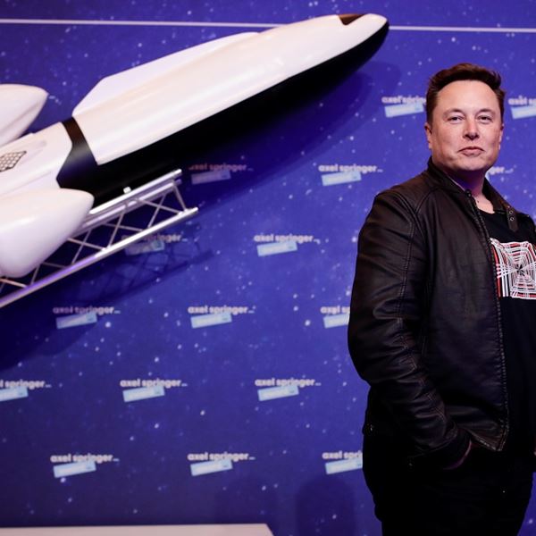 Μερικές αποκαλύψεις για τον Elon Musk από τον πατέρα του