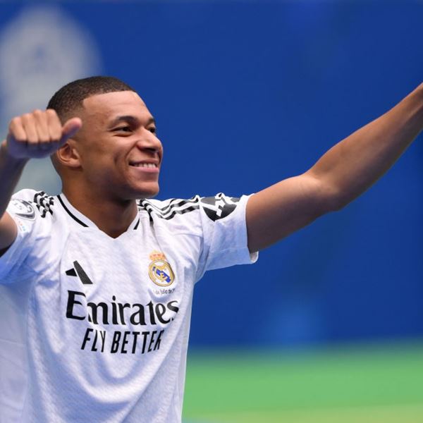O Kylian Mbappé μπήκε στη Ρεάλ Μαδρίτης με το δεξί