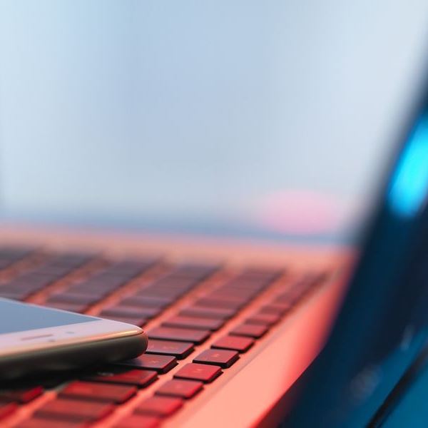 Οι διαδικτυακές απάτες εκτοξεύουν το εμπόριο λευκής σαρκός