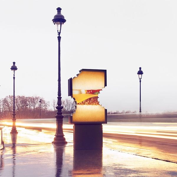 Ποιος δάγκωσε τις διαφημιστικές πινακίδες στο Παρίσι;