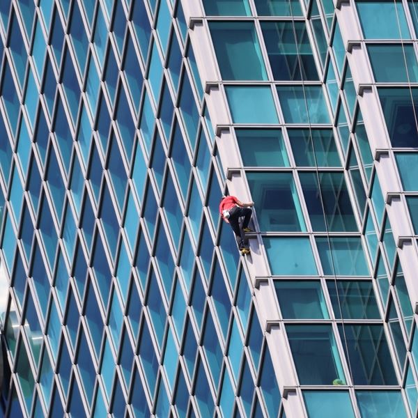 Ο θρύλος Alex Honnold σκαρφάλωσε κτίριο 101 ορόφων χωρίς καμία ασφάλεια