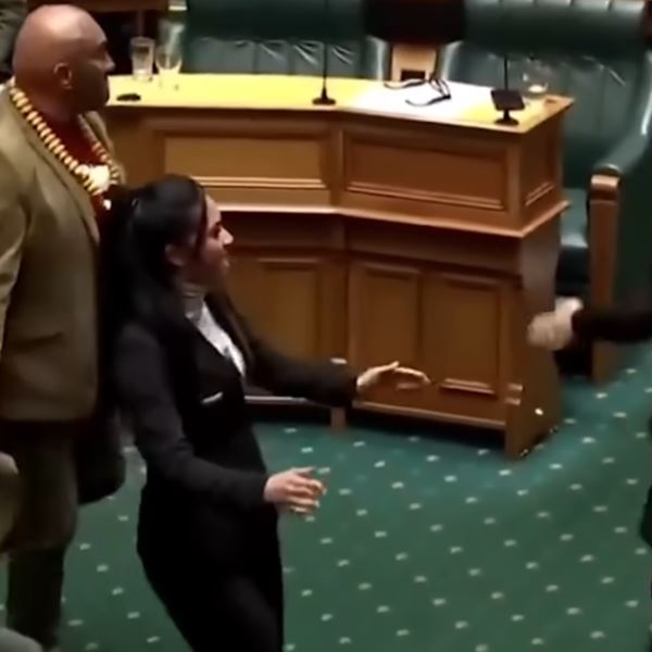 Μαορί βουλευτές χόρεψαν χάκα στη βουλή της Νέας Ζηλανδίας και έγιναν viral (video)