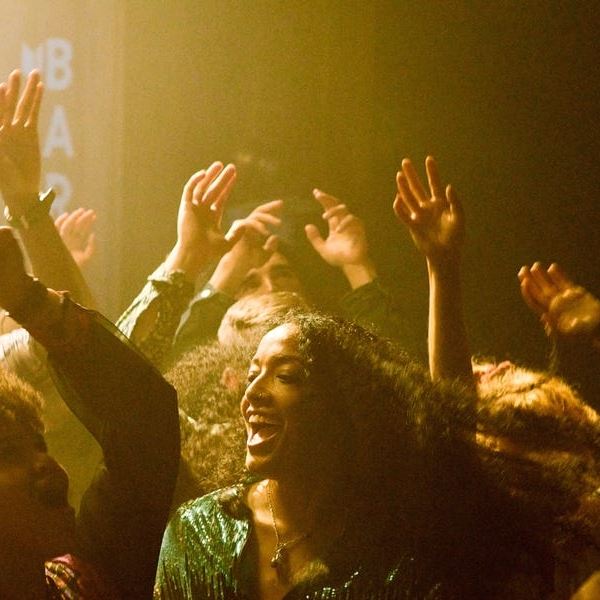 Αυτά είναι τα τρένα που παίζουν techno για να ταξιδεύεις και να χορεύεις