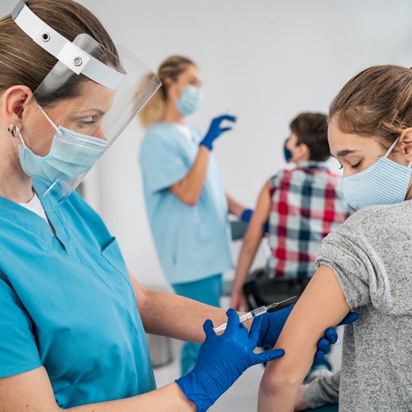 Ανοίγει η πλατφόρμα για τον εμβολιασμό των εφήβων