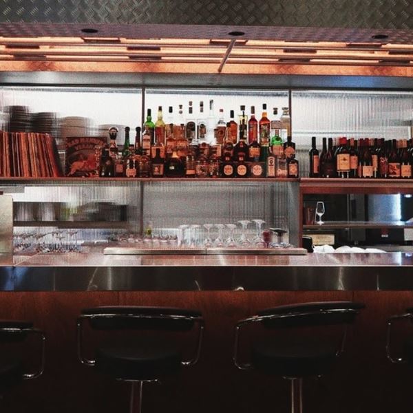 Βουλκανιζατέρ: Το μπαρ-εστιατόριο στο Κουκάκι όπου όλοι ψάχνουν τραπέζι αυτή τη στιγμή