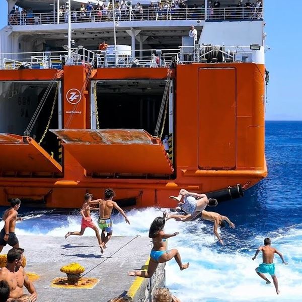 Γιατί είναι επικίνδυνο να βουτάς στα απόνερα πλοίου όπως κάνουν στη Σίκινο