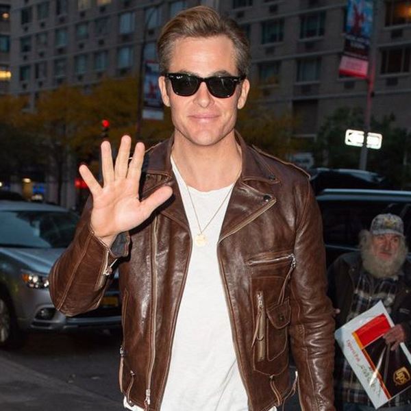 Το καφέ δερμάτινο μπουφάν είναι το νέο μαύρο