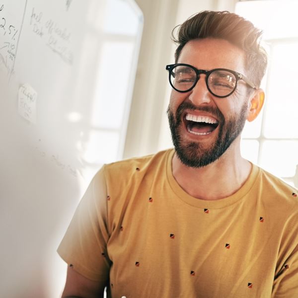 To χιούμορ κοντράρει στα ίσια την Ικαρία στη μακροζωία