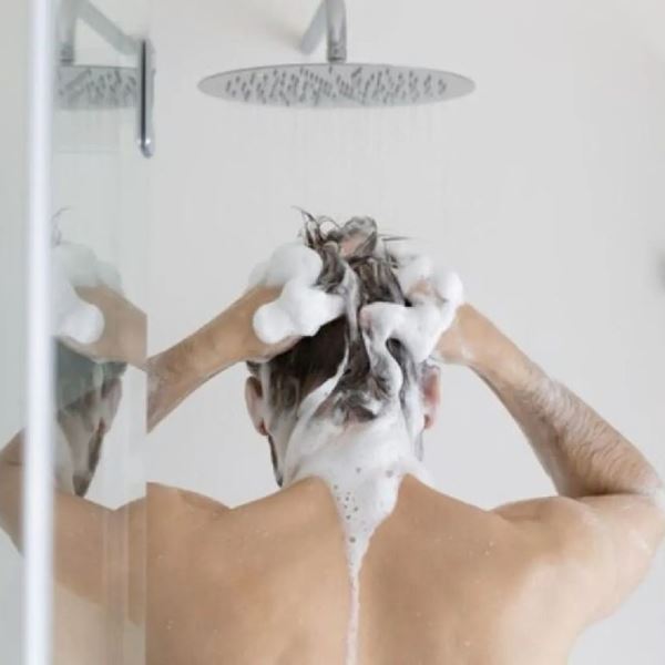 Είναι καλό ή κακό να λούζεις τα μαλλιά σου κάθε μέρα;