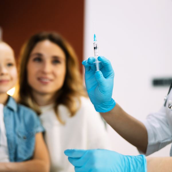 Πώς ένα εμβόλιο προστατεύει τα μέλη μιας οικογένειας