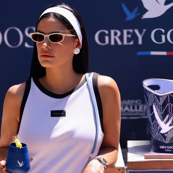 Η Χριστίνα Μπόμπα στα γήπεδα τένις του Navarino Challenge απολαμβάνοντας Grey Goose super premium βότκα