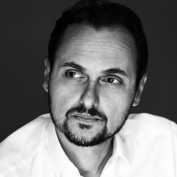 24 δυνατά διηγήματα για 24 σταθμούς του ηλεκτρικού