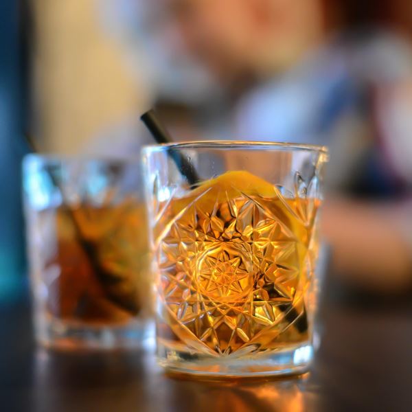 Κι όμως ένα Old Fashioned αναβαθμίζεται με ρούμι και mezcal