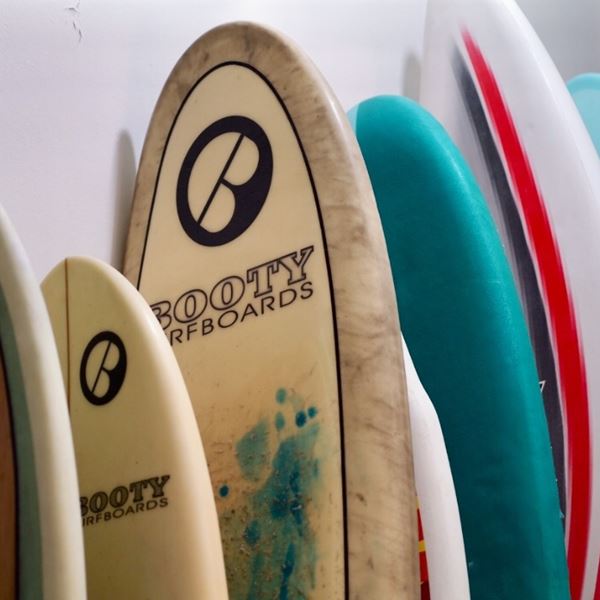 Η άνοδος του σερφ στην Ελλάδα και το 'σαφάρι' της σωστής σανίδας