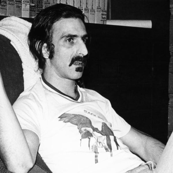 Σπάνιες φωτογραφίες από τη ζωή του αντικομφορμιστή Frank Zappa