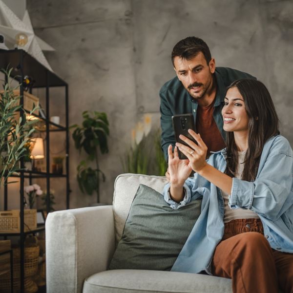 Κοίταξες το κινητό της σχέσης σου;-Τι σημαίνει αυτό σύμφωνα με την ψυχολογία