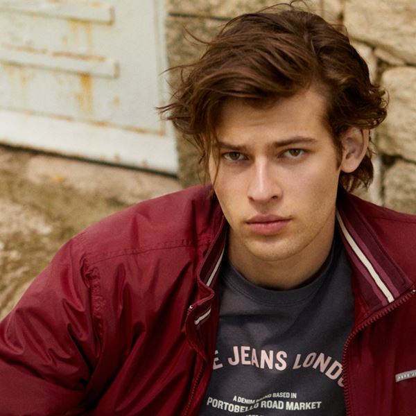 Στιλάτος στο κρύο και τη βροχή με την Pepe Jeans