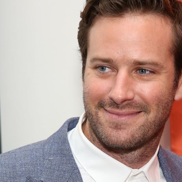 Ο Armie Hammer ξέρει πώς να δείχνει cool φορώντας κοστούμι το καλοκαίρι