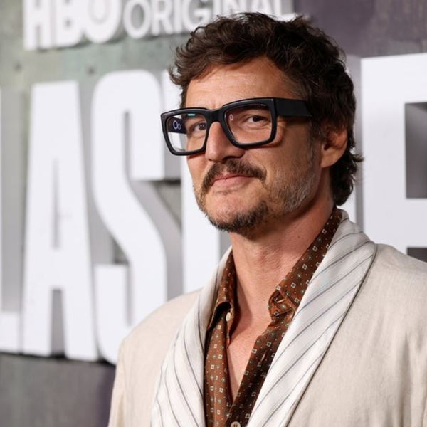 Βρήκαμε τα τέλεια -και κυρίως προσιτά- sneakers του Pedro Pascal