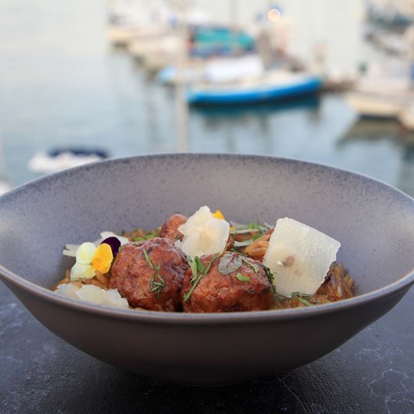 Bites & Wine: Εκεί το κρέας συνάντησε το Βαρούλκο