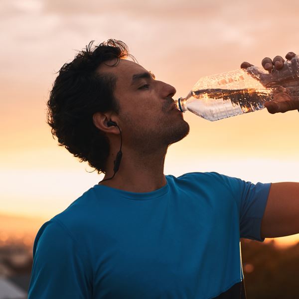 Πώς να υπολογίσεις πόσο νερό πρέπει να πίνεις κάθε μέρα