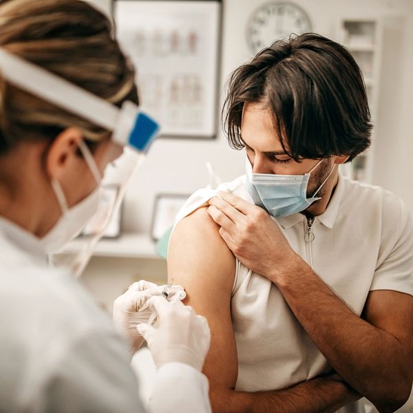 Τι συμβαίνει όταν συνδυαστούν διαφορετικά εμβόλια Covid-19