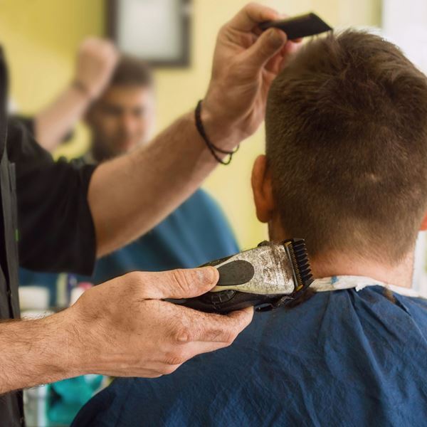 Τα κουρέματα που καμουφλάρουν την αραίωση των μαλλιών