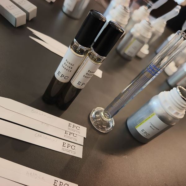 Δημιουργήσαμε τα δικά μας αρώματα στο ειδικό Perfume Blending Masterclass της EPC και της Range Rover