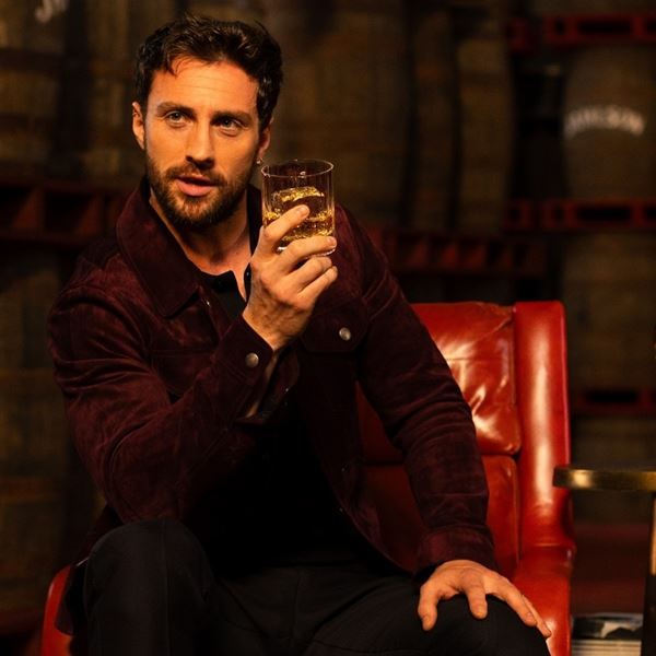 Ο Aaron Taylor-Johnson πρωταγωνιστεί στη νέα παγκόσμια καμπάνια του Jameson με την υπογραφή του Γιώργου Λάνθιμου