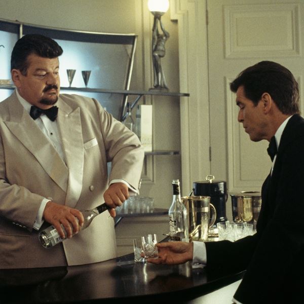 Γιατί ο James Bond πίνει το Martini του κουνημένο και όχι ανακατεμένο