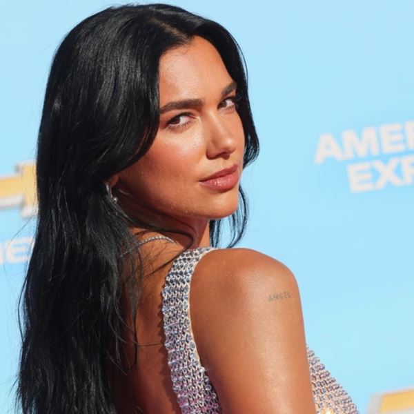 H Dua Lipa και το ημιδιάφανο φόρεμά της είναι ό,τι πιο σέξι είδαμε τελευταία