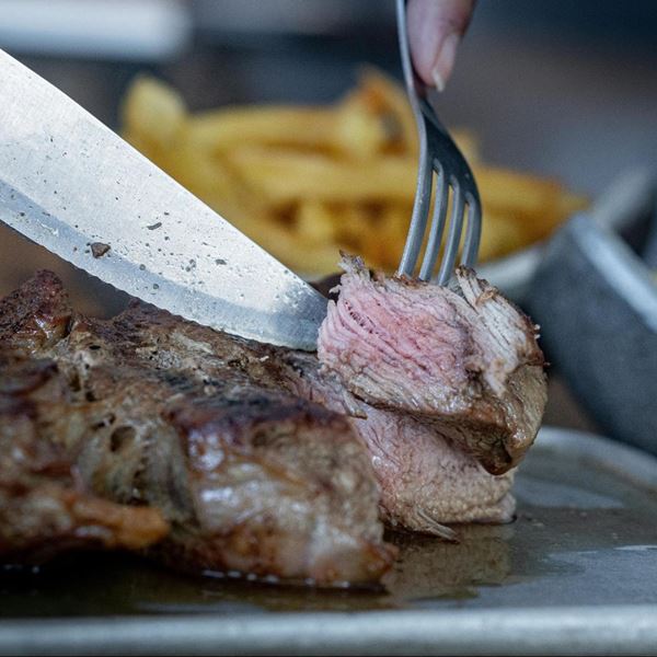 Τσικνοπέμπτη| Οι experts του ψησίματος στην Ελλάδα προτείνουν πώς να κάνουμε τα πιο άπαιχτα κρέατα στο σπίτι