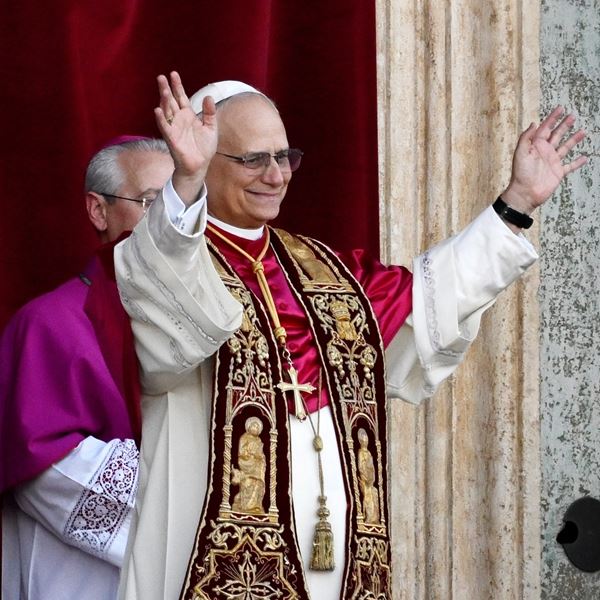 Πόσο κοστίζει το ρολόι που φοράει ο νέος Πάπας και τι συμβολίζει