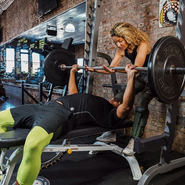 Χρήσιμα tips για να σποτάρεις με ασφάλεια κάποιον που κάνει μπάρα στήθους στο γυμναστήριο