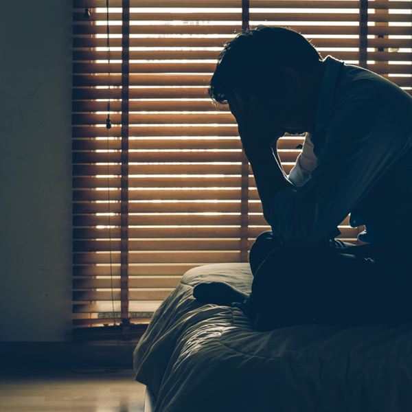 Πώς συνδέεται η κατάθλιψη με τους ανεμβολίαστους