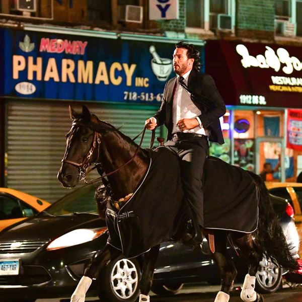 Τίποτα σπουδαίο, απλά ο Keanu Reeves έκανε βόλτες με άλογο στη Νέα Υόρκη