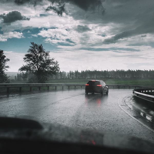 Απλές συμβουλές για οδήγηση στη βροχή