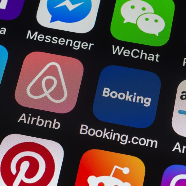 Πώς οι τρεις ιδρυτές της Airbnb διπλασίασαν τις περιουσίες τους σε μία ημέρα
